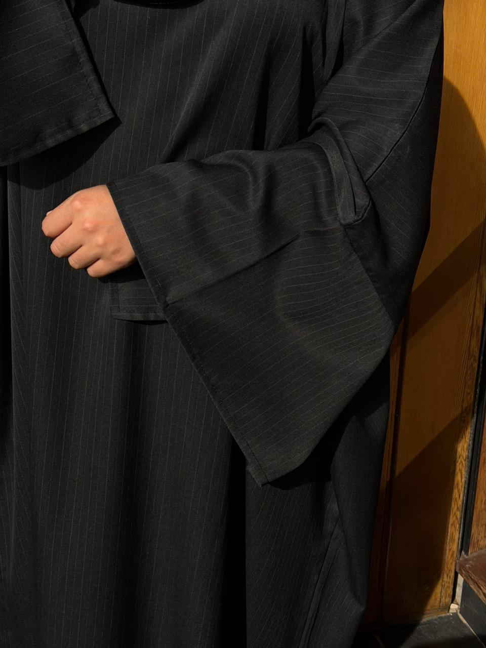 ABAYA NYNA noir grisé à fine rayure – Image 2