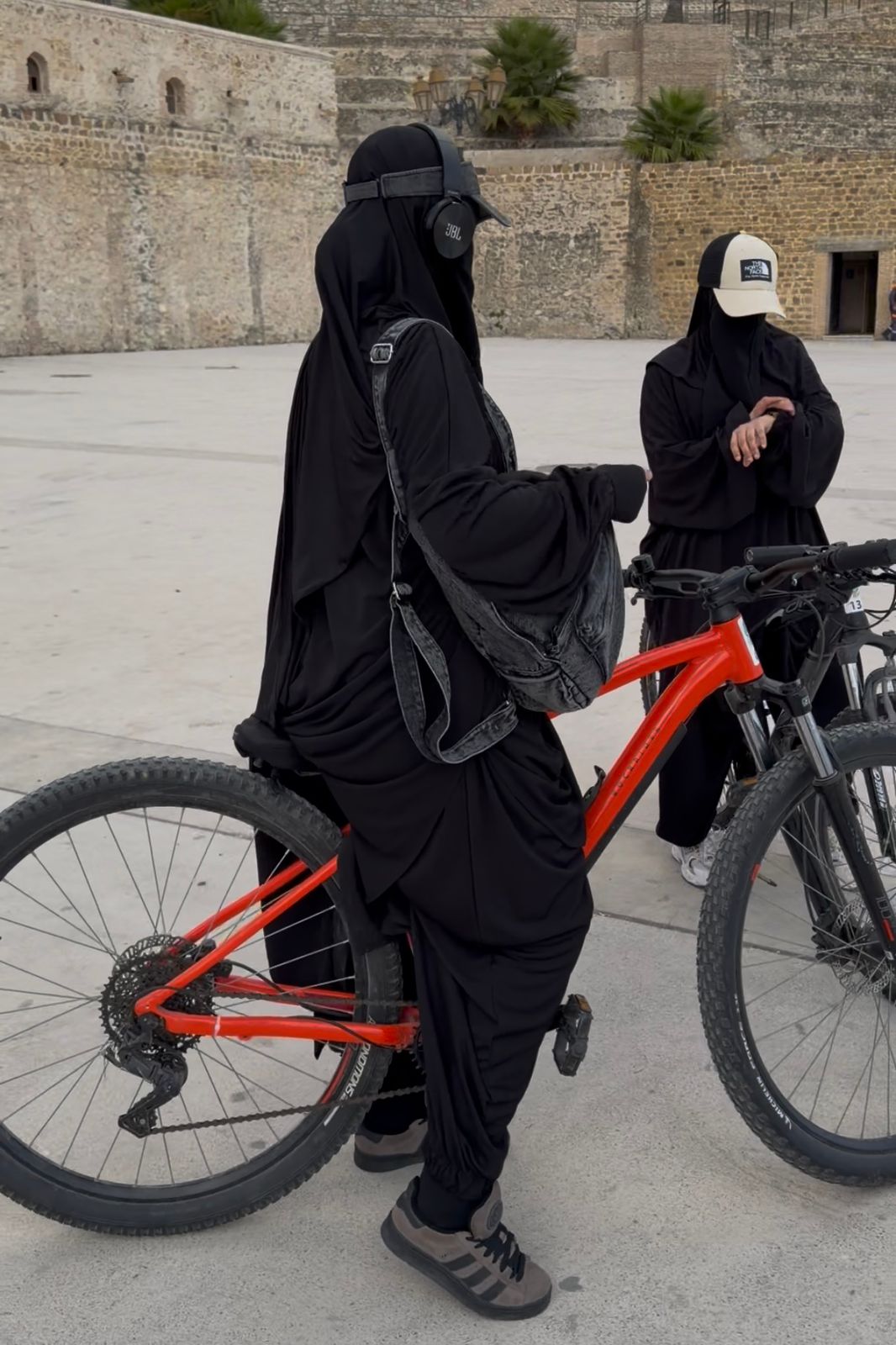 ENSEMBLE ABYL NOIR avec un col rond – Image 3